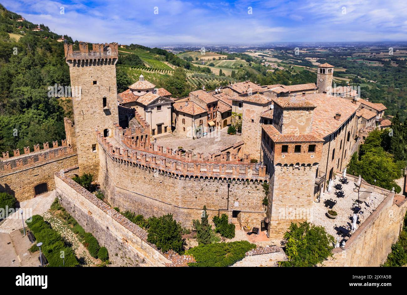 Das mittelalterliche Dorf Vigoleno Luftbild. Märchenschloss und kleines charmantes Dorf. Emilia Romagna, Italien Reisen und Sehenswürdigkeiten Stockfoto