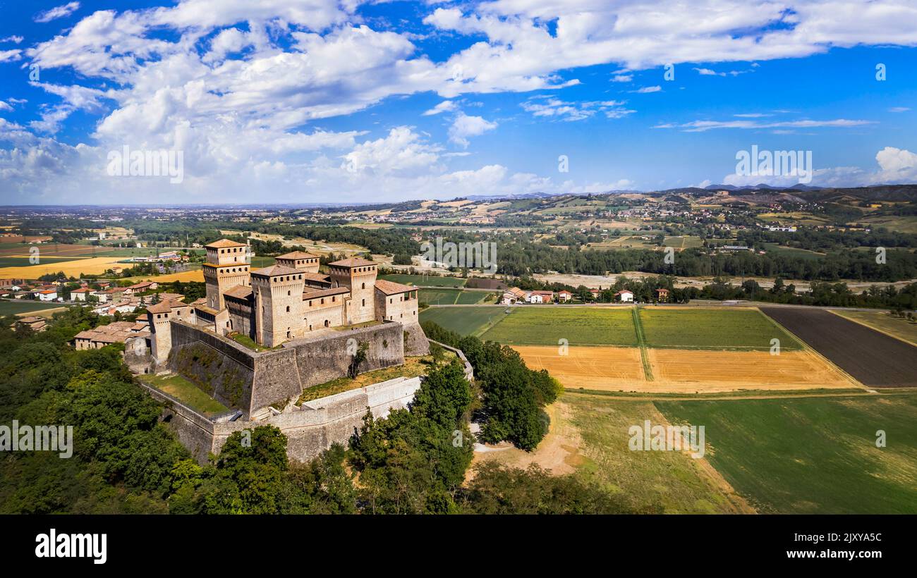 Eine der berühmtesten und schönsten mittelalterlichen Burgen Italiens - das historische Torrechiara in der Emilia Romagna, Luftbild Stockfoto