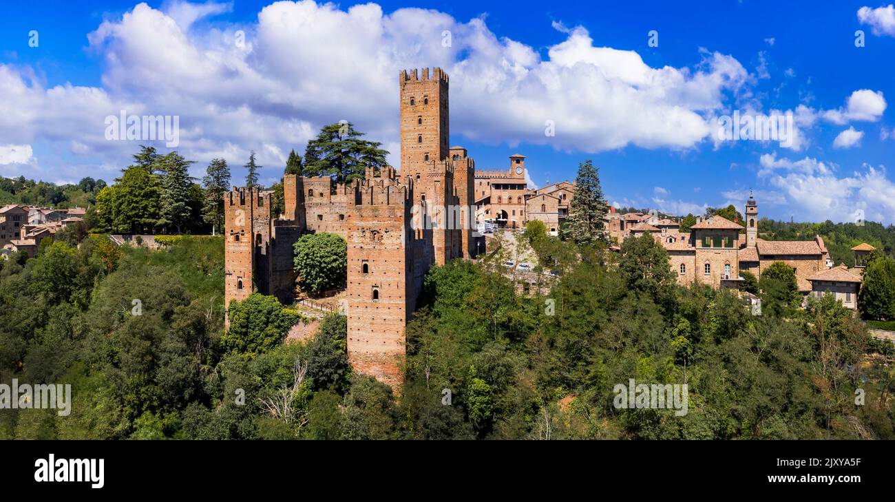 Mittelalterliche Städte und Schlösser der Emilia Romagna, Italien - Castel Arquato Stadt und Rocca Viscontea Burg. Luftbild Stockfoto