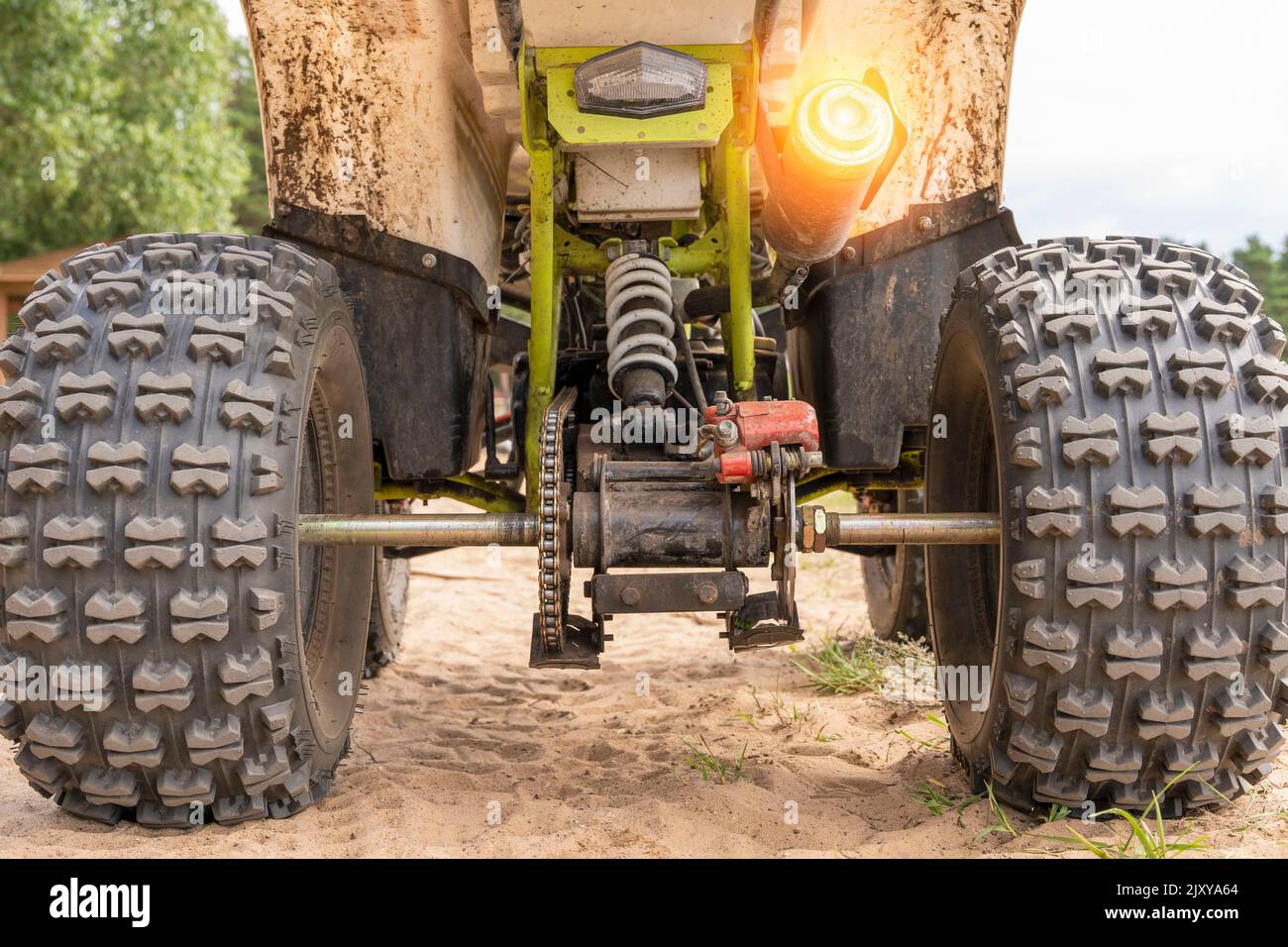 Rückansicht des ATV auf sandigen Boden Stockfoto