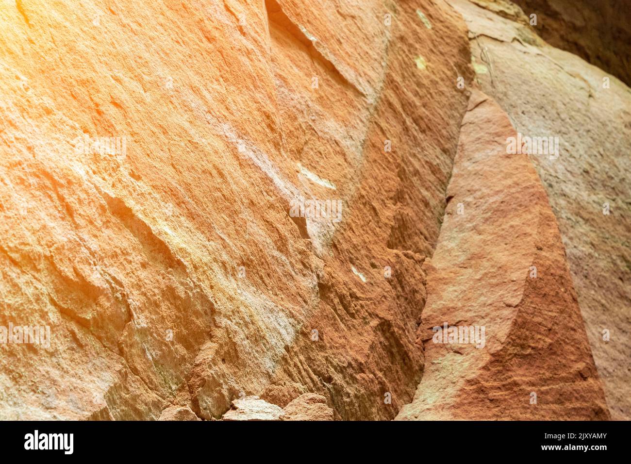 Strukturierte Oberfläche aus massivem gelb-braunem Sand. Hintergrund. Marmorstruktur Stockfoto