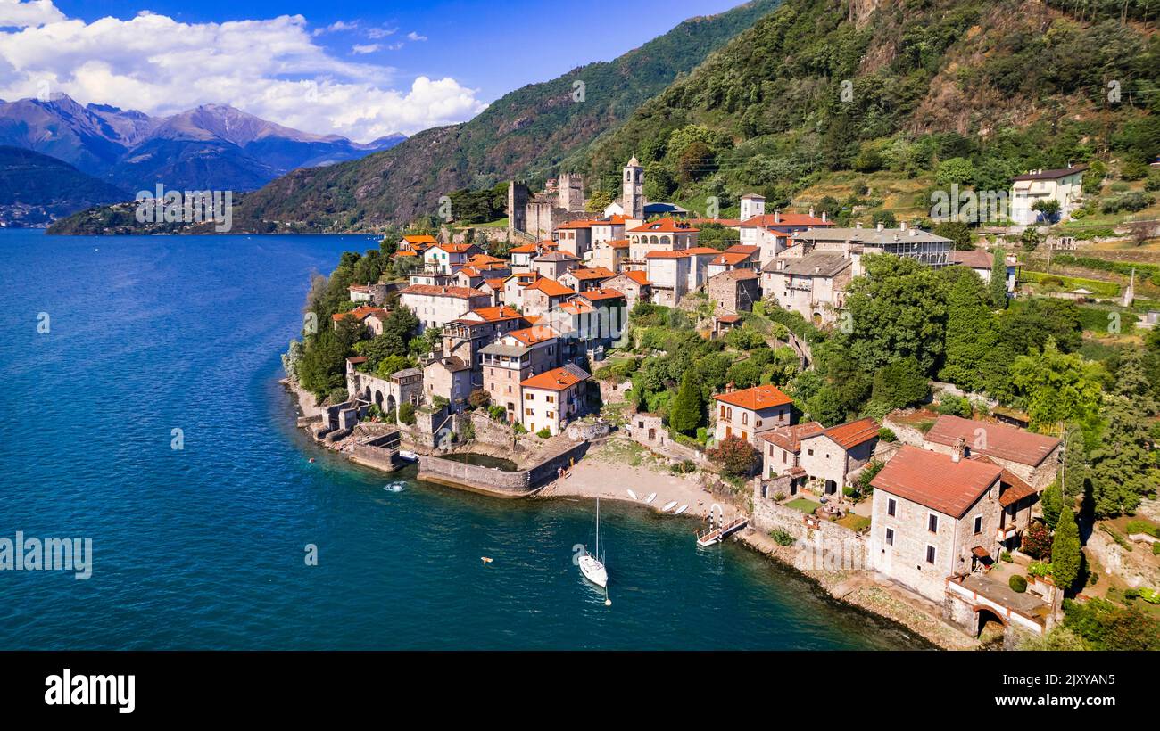 Stynning idyllische Seenlandschaft, erstaunlicher Lago di Como. Luftaufnahme des schönen mittelalterlichen Dorfes Dervio. Italien, Lombardei Stockfoto