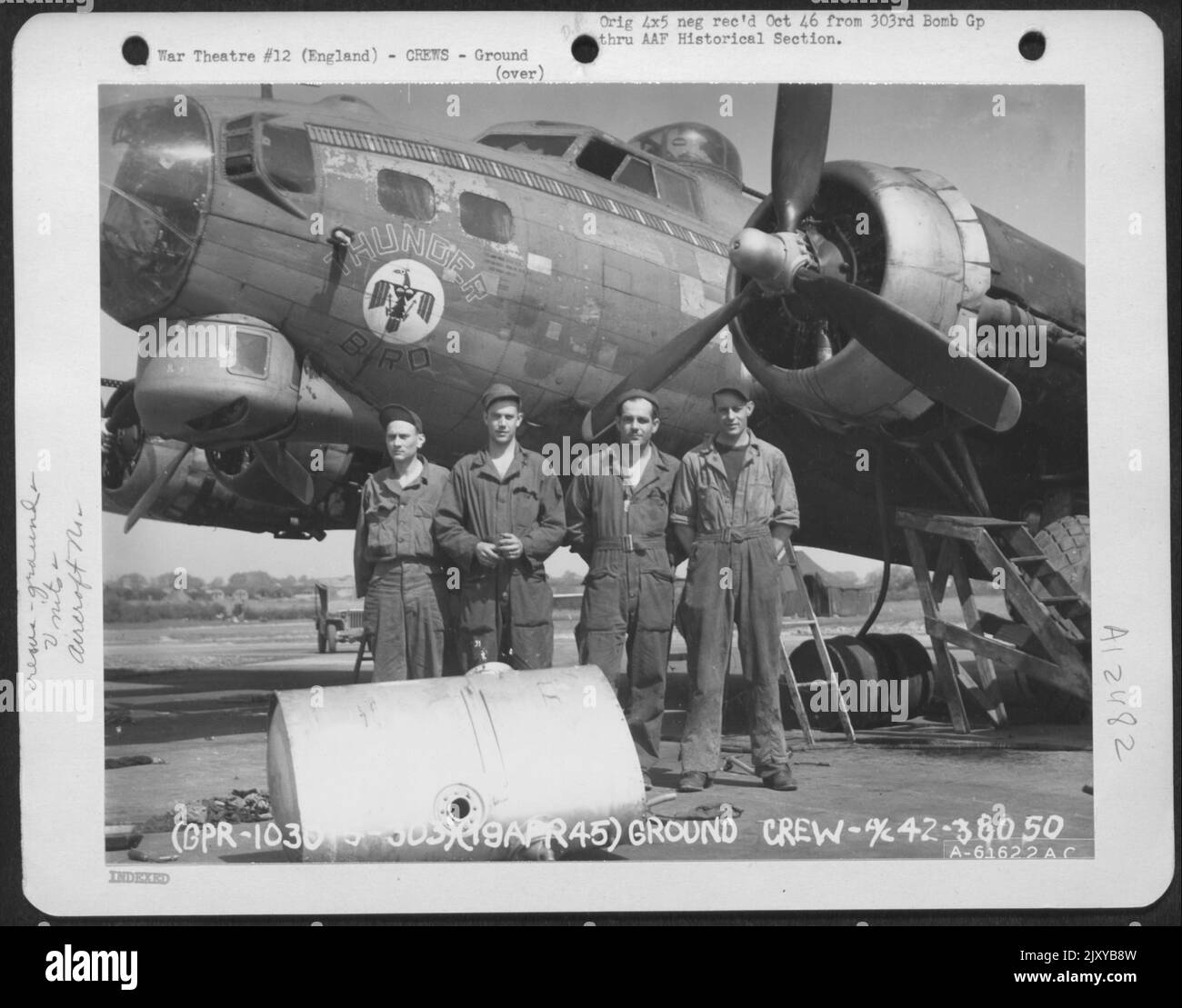 Die Bodenbesatzung der 359Th Bomb Squadron, 303. Bomb Group, posiert neben Einer Boeing B-17 Flying Fortress. England, 19. April 1945. Flugzeug Nr. 43-30850. Stockfoto