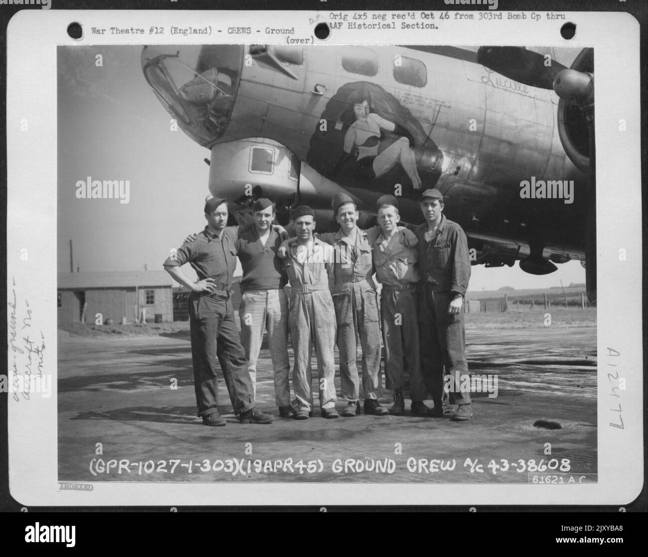 Bodenbesatzungen der Bomb Squadron 359Th, 303. Bomb Group, vor Einer Boeing B-17 Flying Fortress. England, 19. April 1945. Flugzeug Nr. 43-38608. Stockfoto