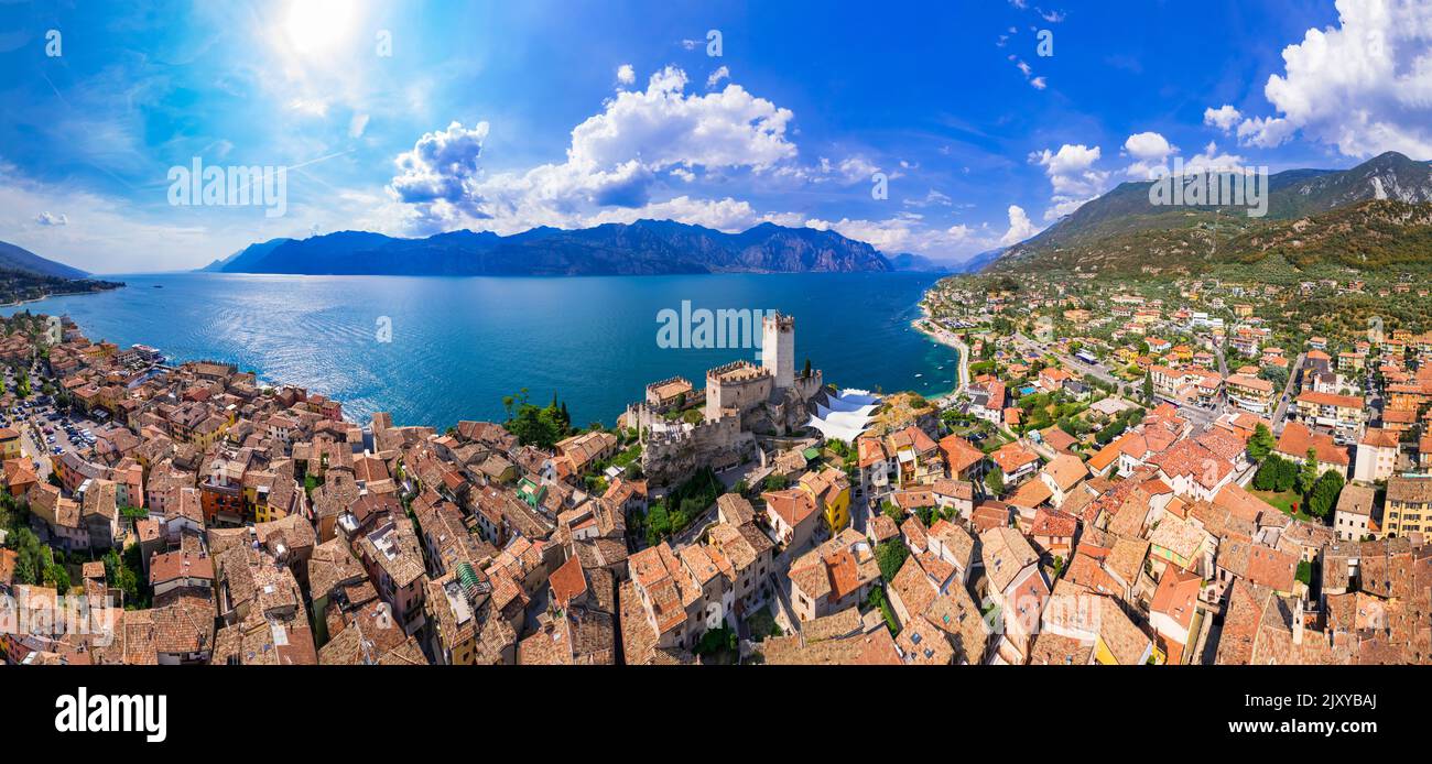 italienische Seenlandschaft - wunderschöner Lago di Garda. Luftpanorama von Malcesine Burg, Dorf und Strand Stockfoto