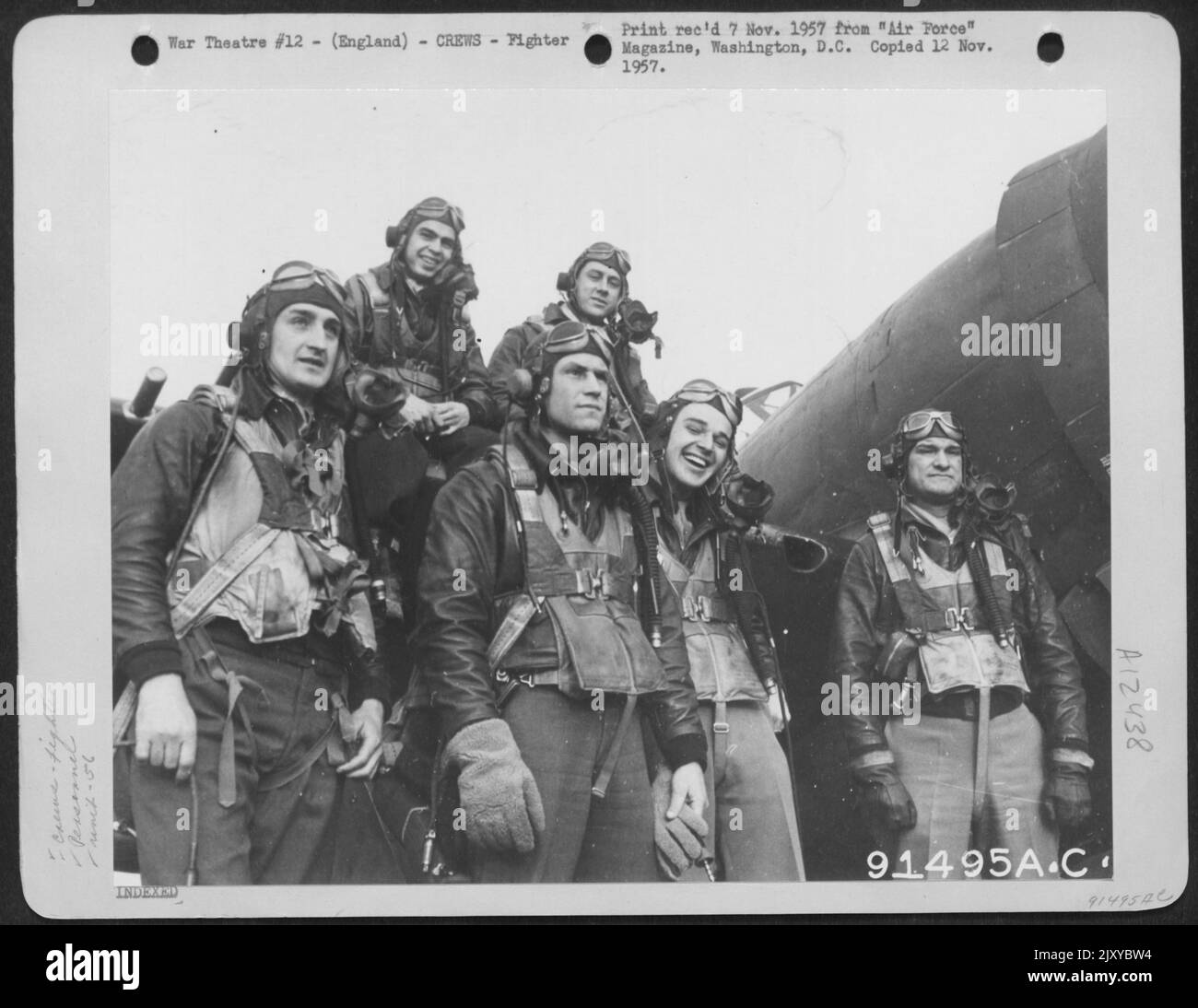 England, 1944. Bob Johnson (zweiter von links, stehend) posiert mit anderen P-47 Piloten der berühmten 56. Fighter Group. Stehend, von links: LT. Colonel Francis S. Gabreski, Johnson, Capt. Walker M. 'Bud' Mahurin, Colonel Robert B. Landry; sitzend, Capt. Walte Stockfoto