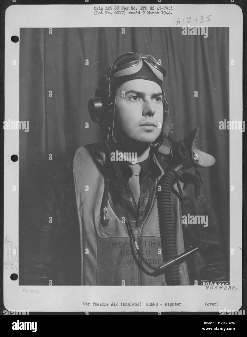 Capt. Gerald W. Johnson aus Owenton, Ky., Ein Jagdpilot mit der 56. Fighter Group aus Norfolk, England, ist kurz nach seiner Rückkehr aus einer Escort Mission über das gegnerische Territorium abgebildet. Capt. Johnson Hat Acht Feindliche Flugzeuge Zu Seinem Kredit Zerstört. Stockfoto