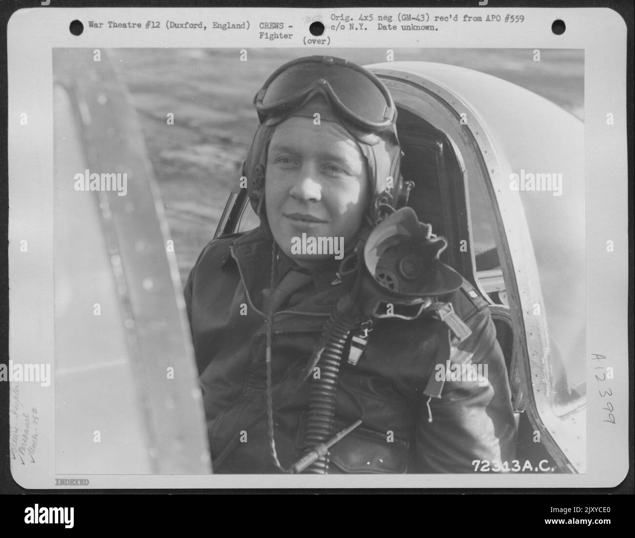 LT. Johnson von der 78. Fighter Group posiert im Cockpit seines Flugzeugs auf der 8. Air Force Station F-357 in Duxford, England. 21. November 1944. Stockfoto