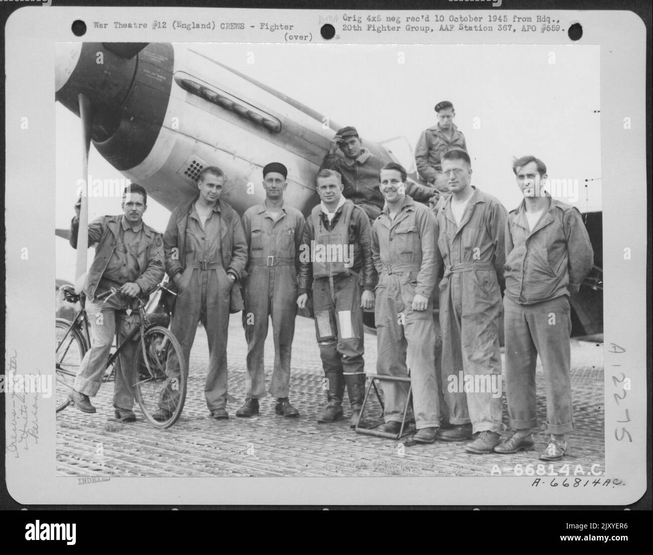 LT. Colonel Johnson und Ground Crew Mitglieder der 20. Fighter Group neben dem nordamerikanischen P-51 Mustang auf einem Luftwaffenstützpunkt in England. Stockfoto