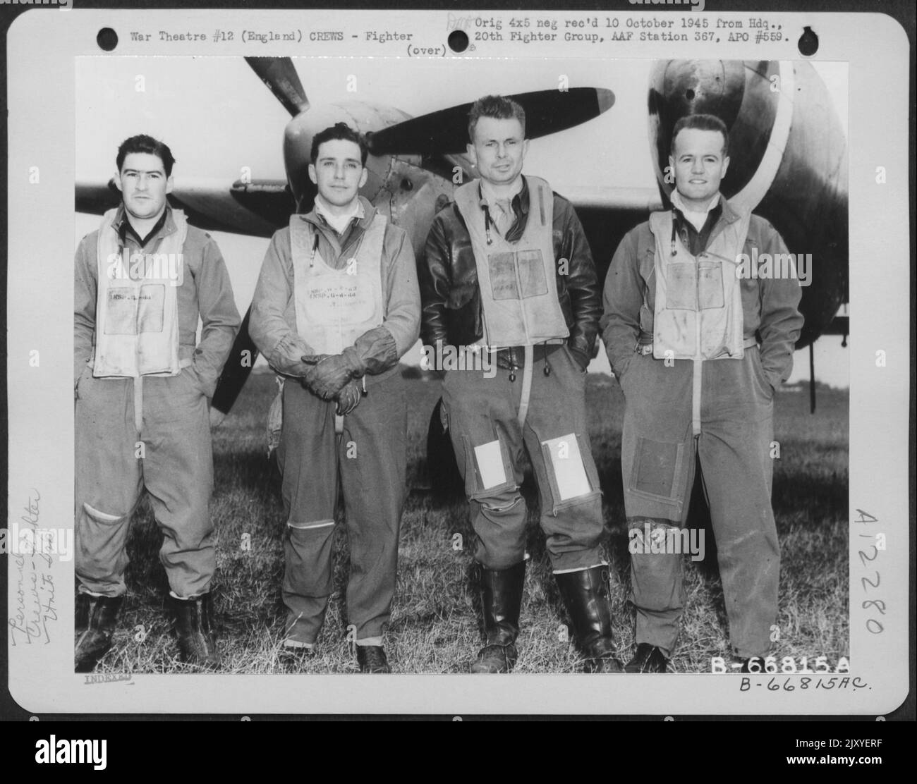 LT. Colonel Johnson und andere Kampfpiloten der 20. Fighter Group vor Einem Lockheed P-38 'Lightning' auf einem Luftwaffenstützpunkt in England. LT. Quinn - Capt. Morris - LT. Colonel Johnson - Capt. Williams vom 77. Sqdn. Stockfoto