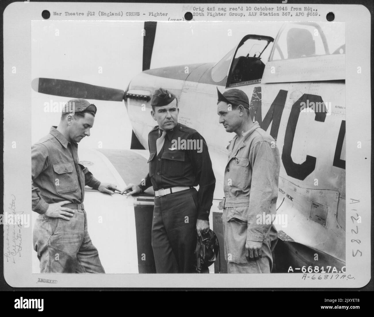 Lt. Colonel Johnson (??) Spricht mit der Ground Crew seiner nordamerikanischen P-51 Mustang der 20. Fighter Group in England. Stockfoto