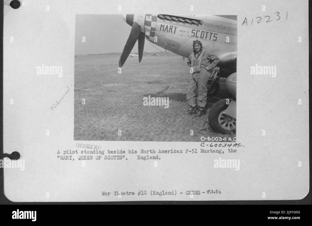 Ein Pilot, der neben seinem nordamerikanischen P-51-Flugzeug, der 'Mary Queen of Scotts', steht. England. Stockfoto