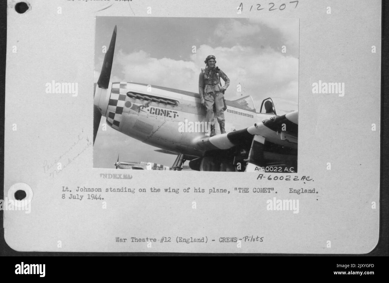 Lt. Johnson, Der Auf Dem Flügel Seines Flugzeugs „Der Komet“ Steht. England, Den 8. Juli 1944. Stockfoto