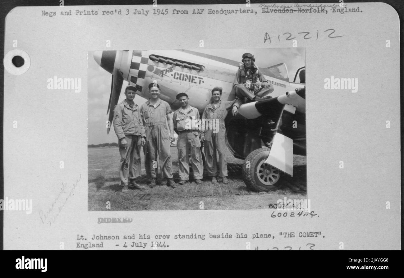 Lt. Johnson Und Seine Crew Stehen Neben Seinem Flugzeug „The Comet“. England - 4. Juli 1944. Stockfoto