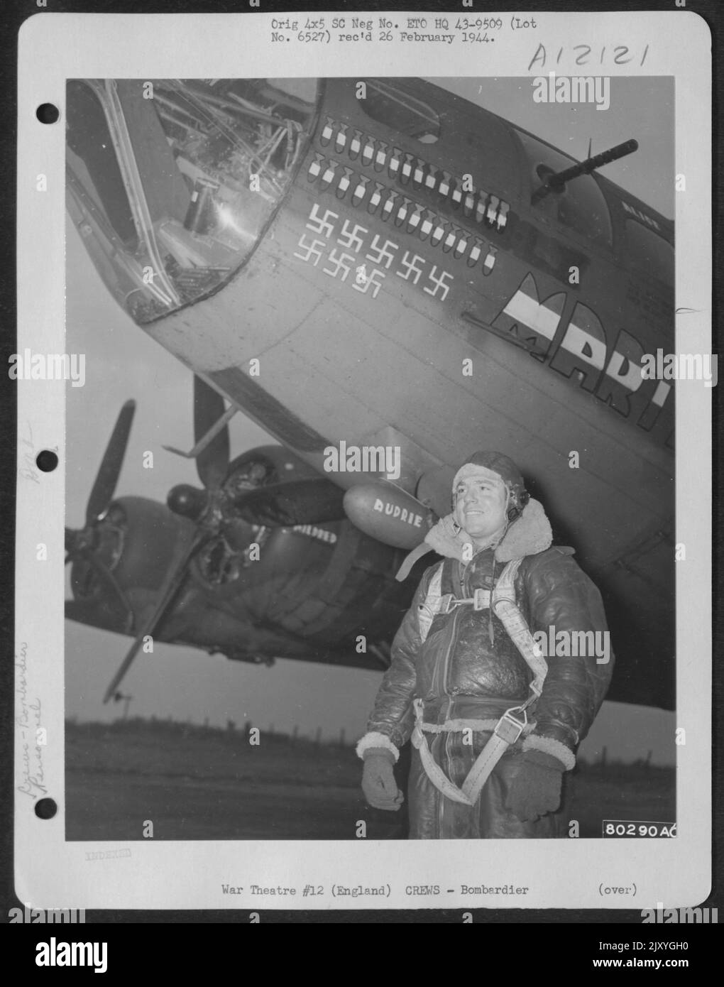 2. LT. William H. Johnson aus Decatur, Mississippi, steht bei seiner Boeing B-17 'Martha 2.', nachdem er von Einer Mission zu seiner Basis in Essex, England, zurückgekehrt ist. Lt. Johnson Ist Bombardier Im Flugzeug. 15. Dezember 1943. Stockfoto