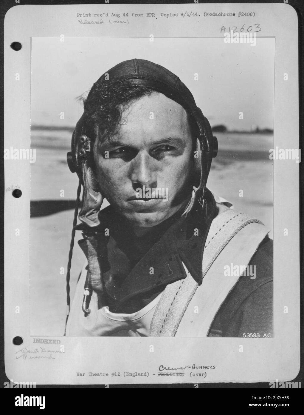 ENGLAND-zeigt die Strapazen einer Mission über Berlin, ist S/Sgt. Clarence E. Johnson aus Douglas, Okla., Taillenschütze auf einem B-24 Liberator. Sgt. Johnson hat 31 Missionen zu seinem Verdienst und hält die Air Medal mit 3 Oak Leaf Clusters. Stockfoto