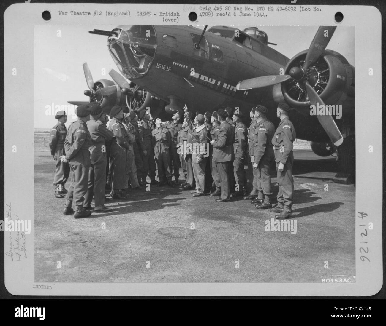 Eine Gruppe von Raf-Soldaten vom Trainingsregiment des Royal Armored Corps betrachtet die Bombenflugaufzeichnungen auf der Boeing B-17 'Martha II' der Bombengruppe 381St während ihres Besuchs auf dem US-Luftwaffenstützpunkt in Bovington, England. 29. August 1943 Stockfoto