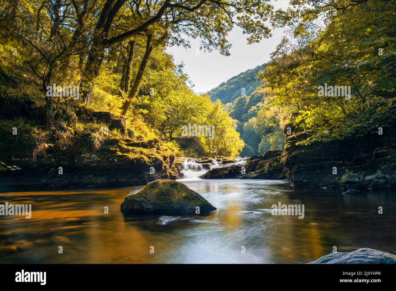 Ein Blick auf den East Lyn River und Watersmeet in Lynmouth in North Devon im Herbst Stockfoto