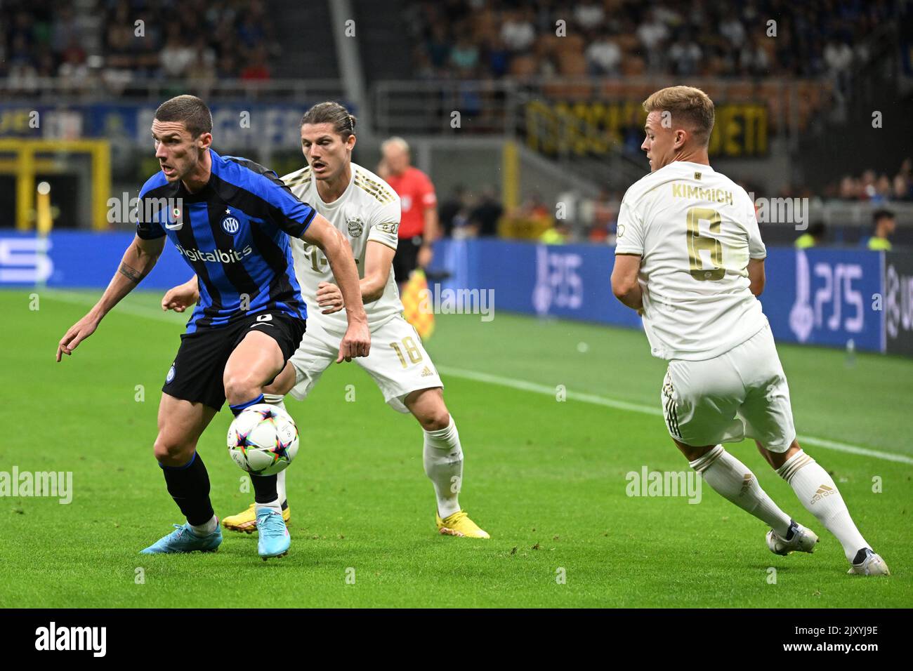 Mailand, Italien. 07. September 2022. Fußball: Champions League, Inter Mailand - Bayern München, Gruppenphase, Gruppe C, Matchday 1 im Stadio Giuseppe Meazza, Mailands Robin Gosens (l) und Münchens Marcel Sabitzer kämpfen um den Ball. Auf der rechten Seite befindet sich Joshua Kimmich. Quelle: Sven Hoppe/dpa/Alamy Live News Stockfoto