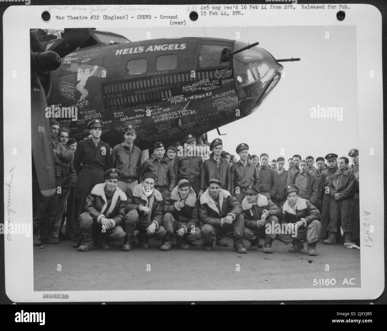 England-Besatzung der Boeing B-17 'Hell's Angels' durch die Nase des Schiffes. Von links nach rechts knien, Bodenbesatzung: Oflmer, West, Kosilla, Wegrzyn, Fairfield, Touhey. Standing-Flight Crew; Johnson, DeCamp, McElwain, McCord, Zeller, Briggs. Stockfoto
