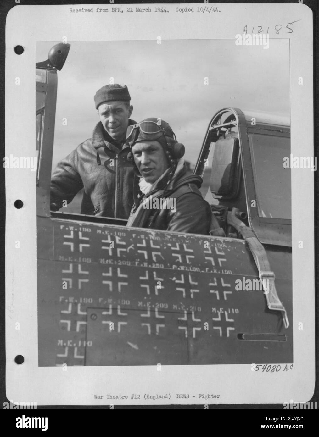 Capt. Robert S. Johnson, Lawton, Okla., Achter Jagdkommando Thunderbolt Pilot, kehrt zur Basis zurück und wird von seinem Besatzungschef begrüßt, nachdem er drei feindliche Abfangjäger heruntergefahren hat, um seine Gesamtpunktzahl auf 22 zu erhöhen und ihn zum hoch gekommenen Ass zu machen Stockfoto
