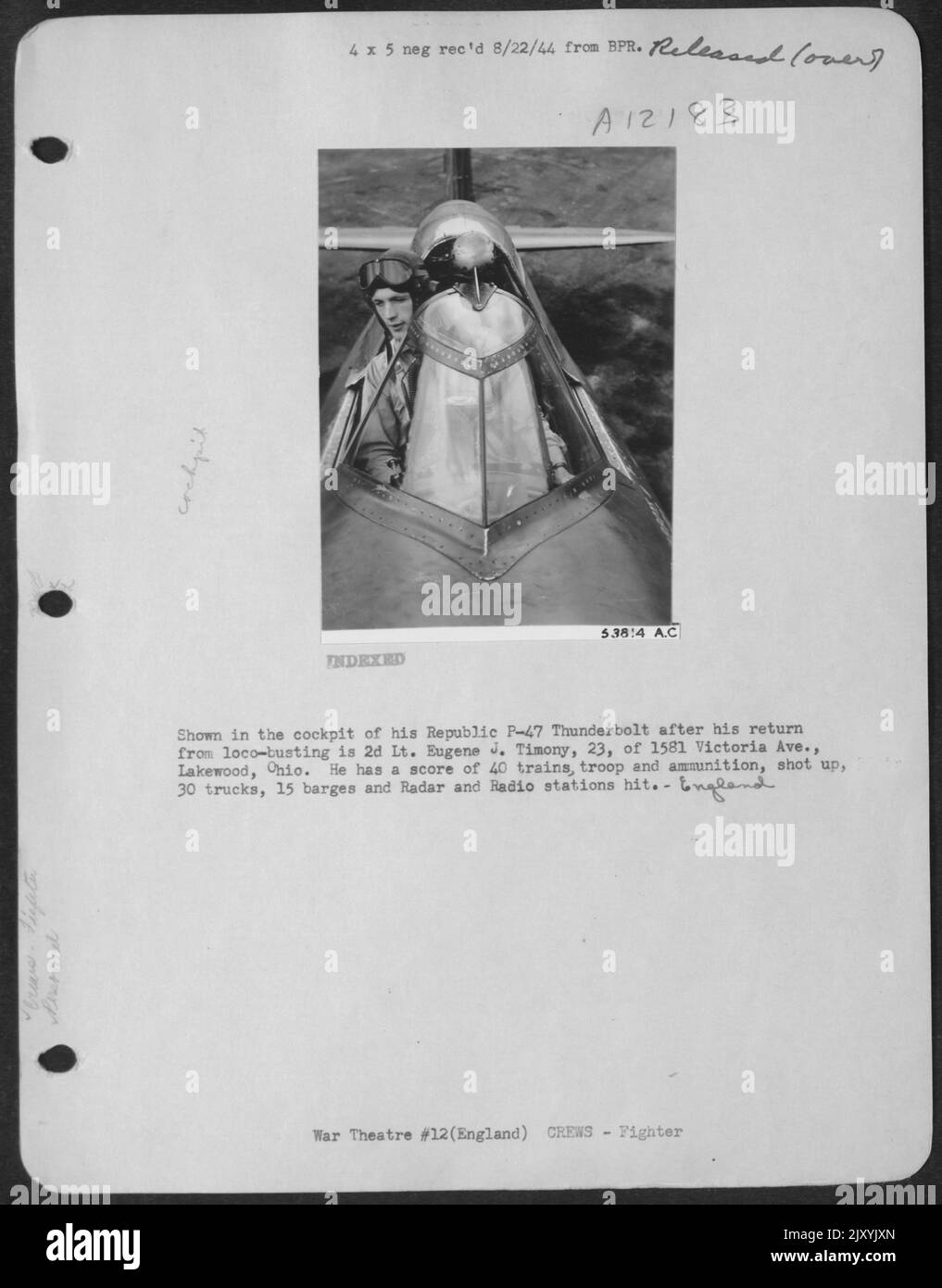 Im Cockpit seiner Republic P-47 Thunderbolt nach seiner Rückkehr vom Lok-Zerschlagung ist 2D LT. Eugene J. Timony, 23, von 1581 Victoria Ave., Lakewood, Ohio. Er hat eine Punktzahl von 40 Zügen, Truppe und Munitionskorps, 30 LKWs, 15 Lastkähne und Stockfoto