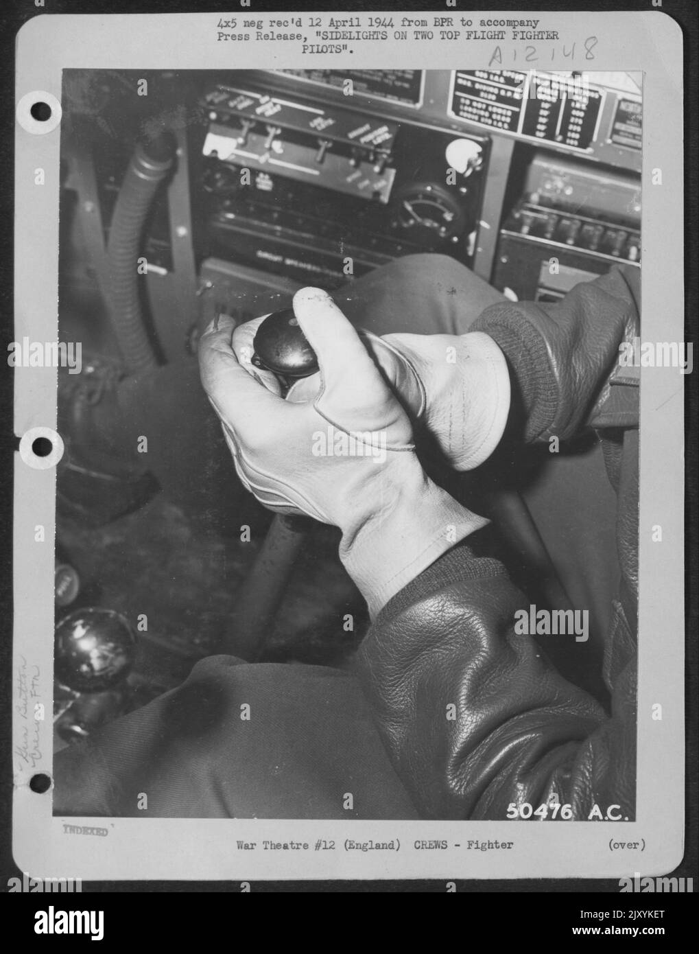 ENGLAND-Diese friedliche Szene bedeutet oft den Tod eines Nazi-Flugblattes. Dies ist der Griff von Capt. Duane W. Beeson, USAF-Jagdflugzeug, dessen Hände hier zu sehen sind, wenn es auf Nazi-Flugzeuge schießt. Er verwendet beide Hände, um den Stock zu halten und den Knopf zu feuern Stockfoto