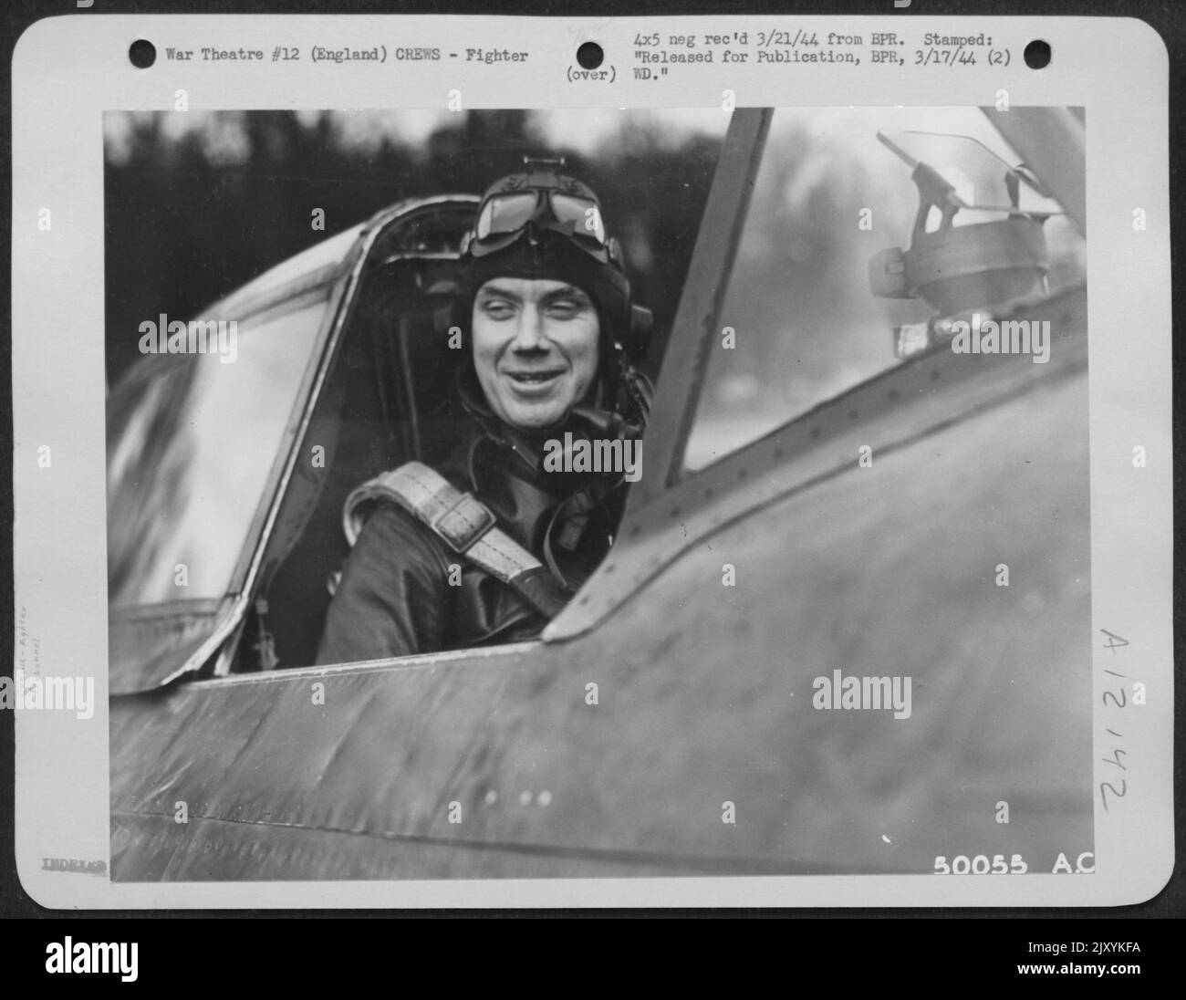 ENGLAND-ZURÜCK VOM GRÖSSTEN ANGRIFF-Achte Luftwaffe Kampfflugzeug LT. Col. Roy W. Osborn aus San Antonio, Texas, eine der gewaltigen Kräfte amerikanischer Kämpfer, die die Bomber des größten Angriffs auf Deutschlands Kampfflugzeugproduktion eskortieren Stockfoto