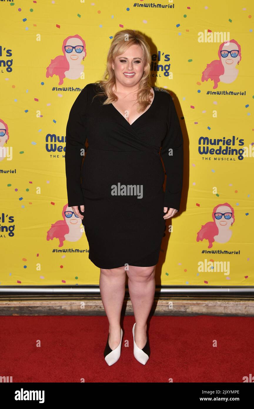 Rebel Wilson posiert für ein Foto auf dem roten Teppich bei der Eröffnungsnacht der mehrfach preisgekrönten neuen australischen Show Muriel's Wedding The Musical im her Majesty's Theatre, Melbourne, Samstag, 23. März 2019. Muriels Hochzeit das Musical ist ein australisches Bühnenmusical, das auf dem Film von 1994 basiert. (AAP-Bild/James Ross) Stockfoto