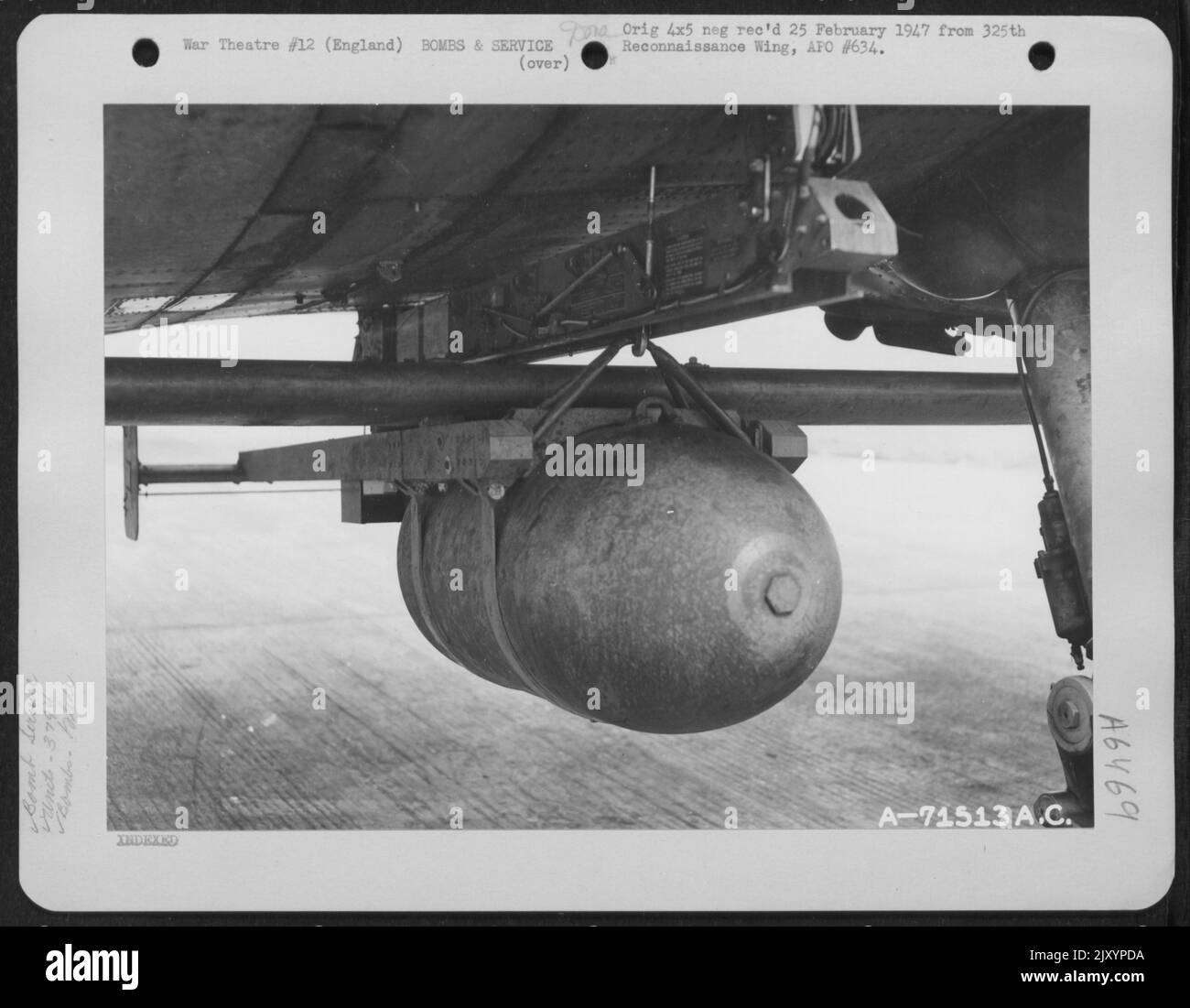 Glide Bomb wurde an ein externes Rack unter dem Flügel der Boeing B-17 ...