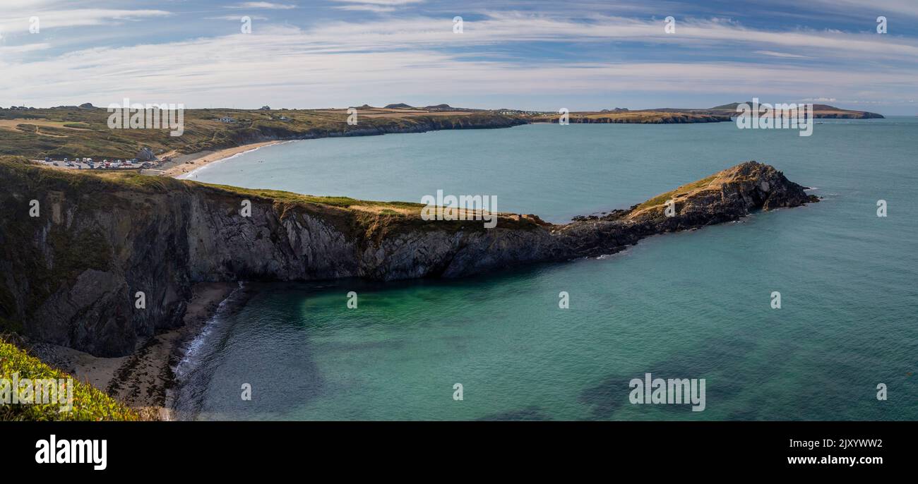 Die Pembroke-Küste an der Whitesands Bay in der Nähe von St. David's City in West Wales, einem Surfziel mit einem Geschäft und einem Café. Stockfoto