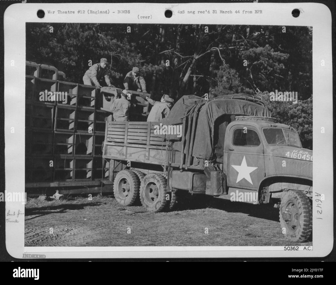 Reservevorrat von Bombenflossen, die an einem Verteilungspunkt der operationellen Bomberstation aufgestapelt werden. Stockfoto Reservevorrat von Bombenflossen, die an einem Verteilungspunkt der operationellen Bomberstation aufgestapelt werden. Stockfoto