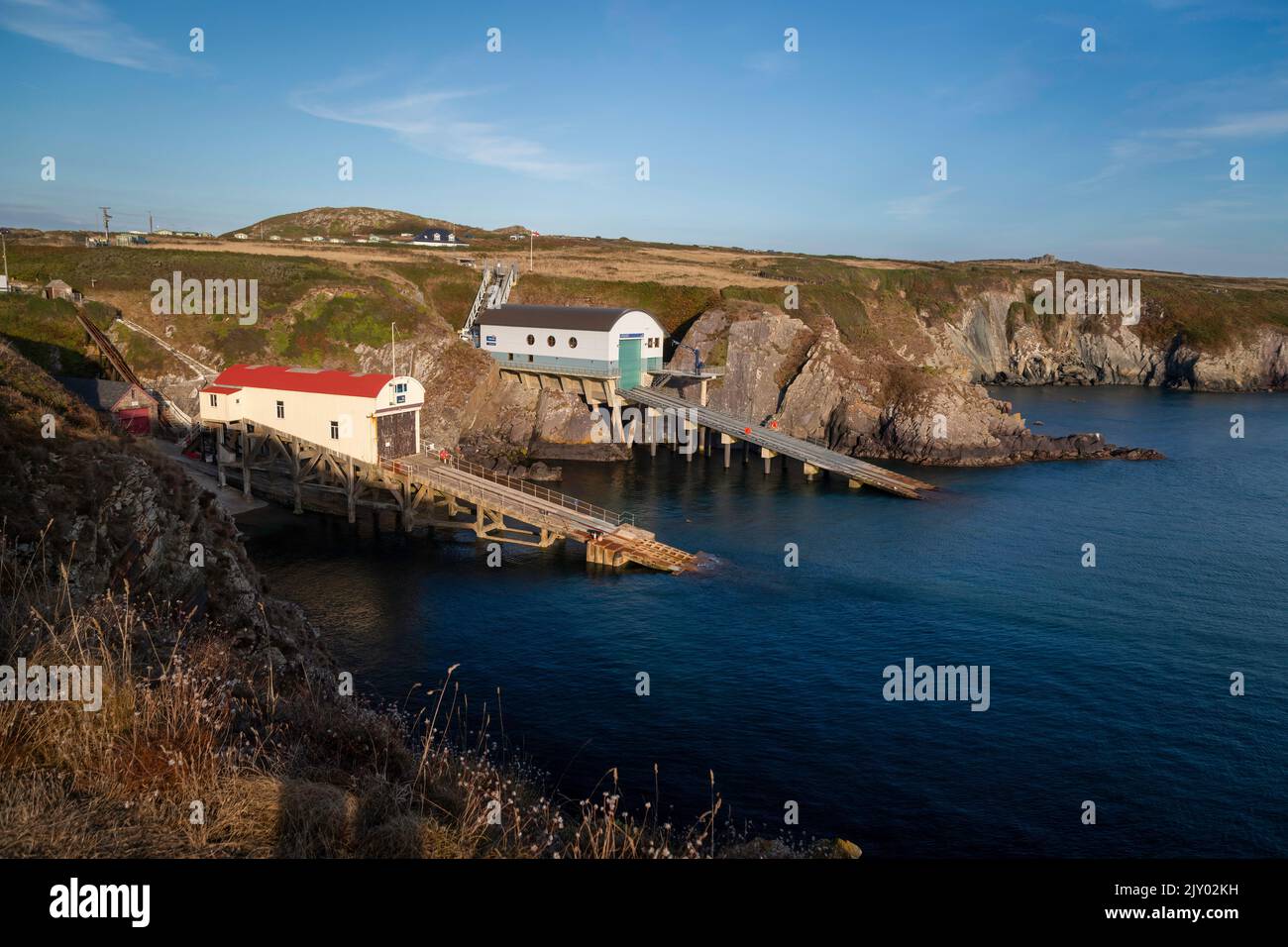 Editorial St Justainians, Großbritannien - 30. August 2022: Die St Davids Lifeboat Station in Pembrokeshire, West Wales, betreibt sowohl ein Allwetter- als auch ein küstenlii Stockfoto