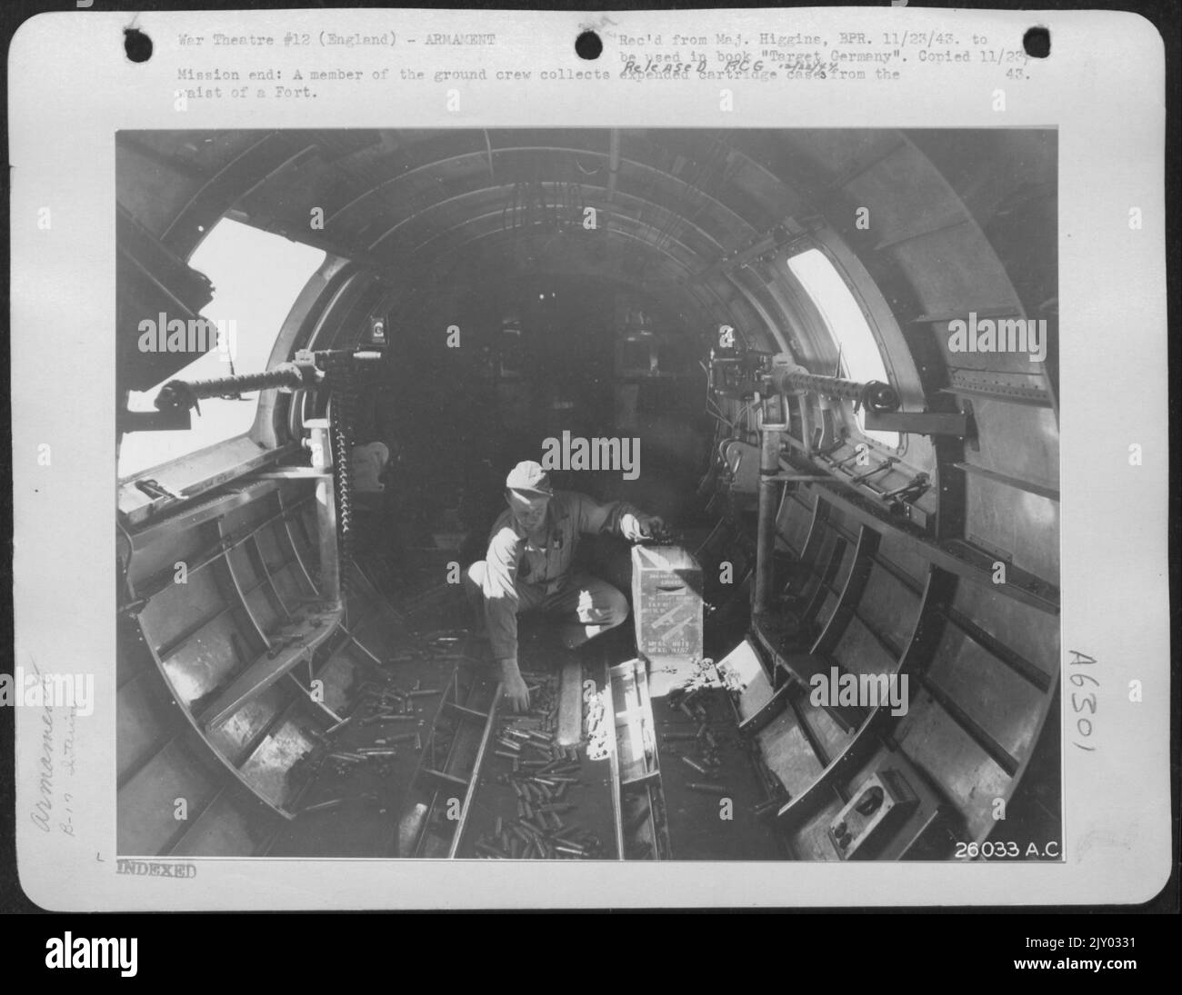 Missionsende: Ein Mitglied der Bodencrew sammelt aufgewendete Patronenkoffer von der Hüfte eines OFRT ab. Stockfoto