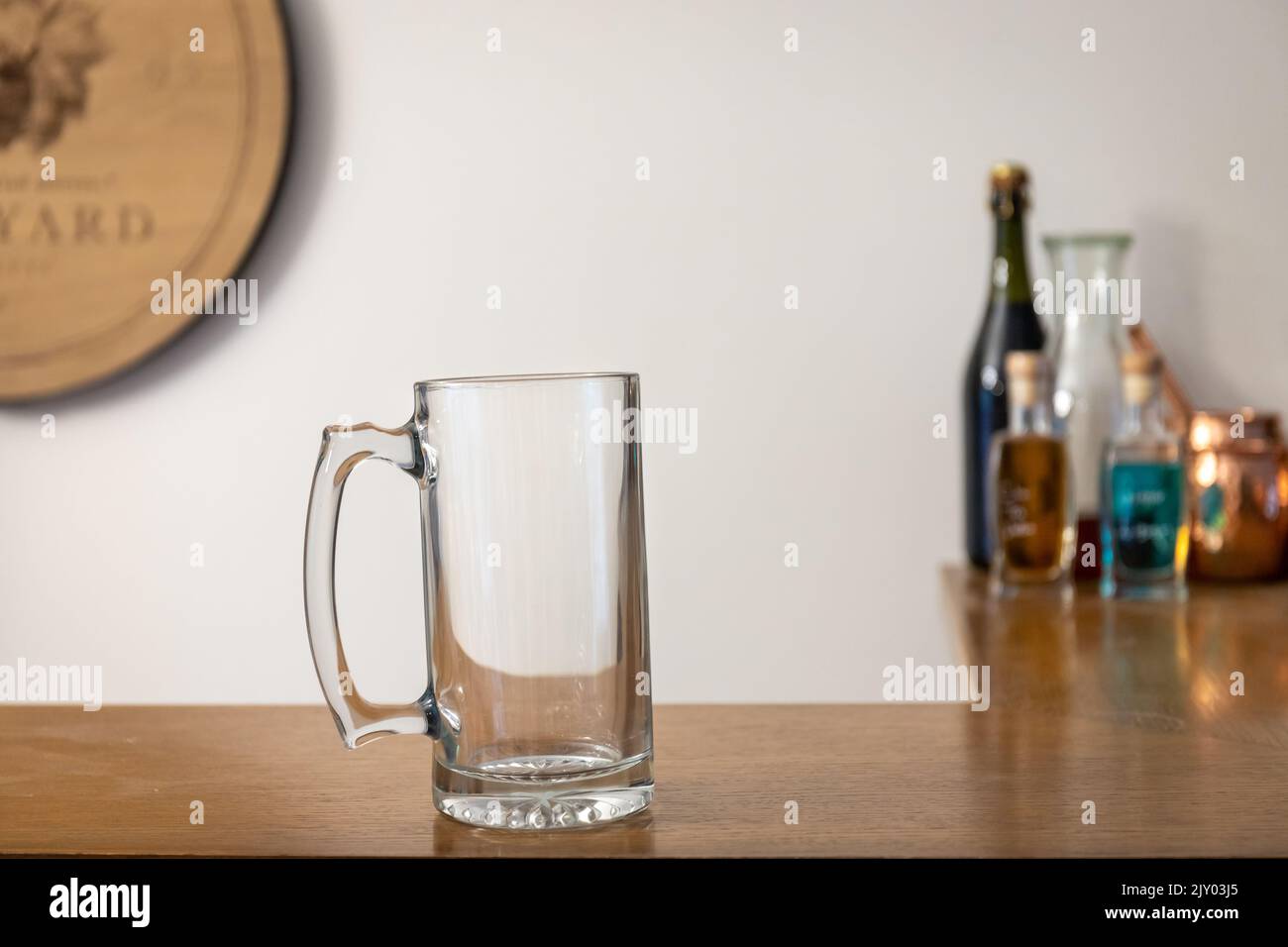 Leeres Bier-Stein-Glas auf Holzbar Stockfoto