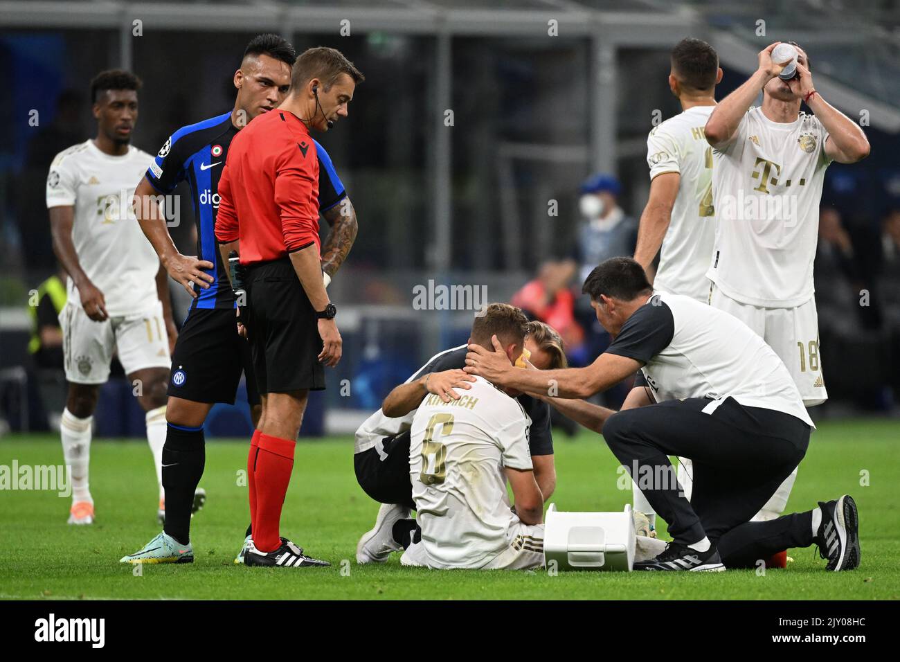Mailand, Italien. 07. September 2022. Fußball: Champions League, Inter Mailand - Bayern München, Gruppenphase, Gruppe C, Matchday 1 im Stadio Giuseppe Meazza wird der Münchner Joshua Kimmich (M) während des Spiels medizinisch behandelt. Quelle: Sven Hoppe/dpa/Alamy Live News Stockfoto