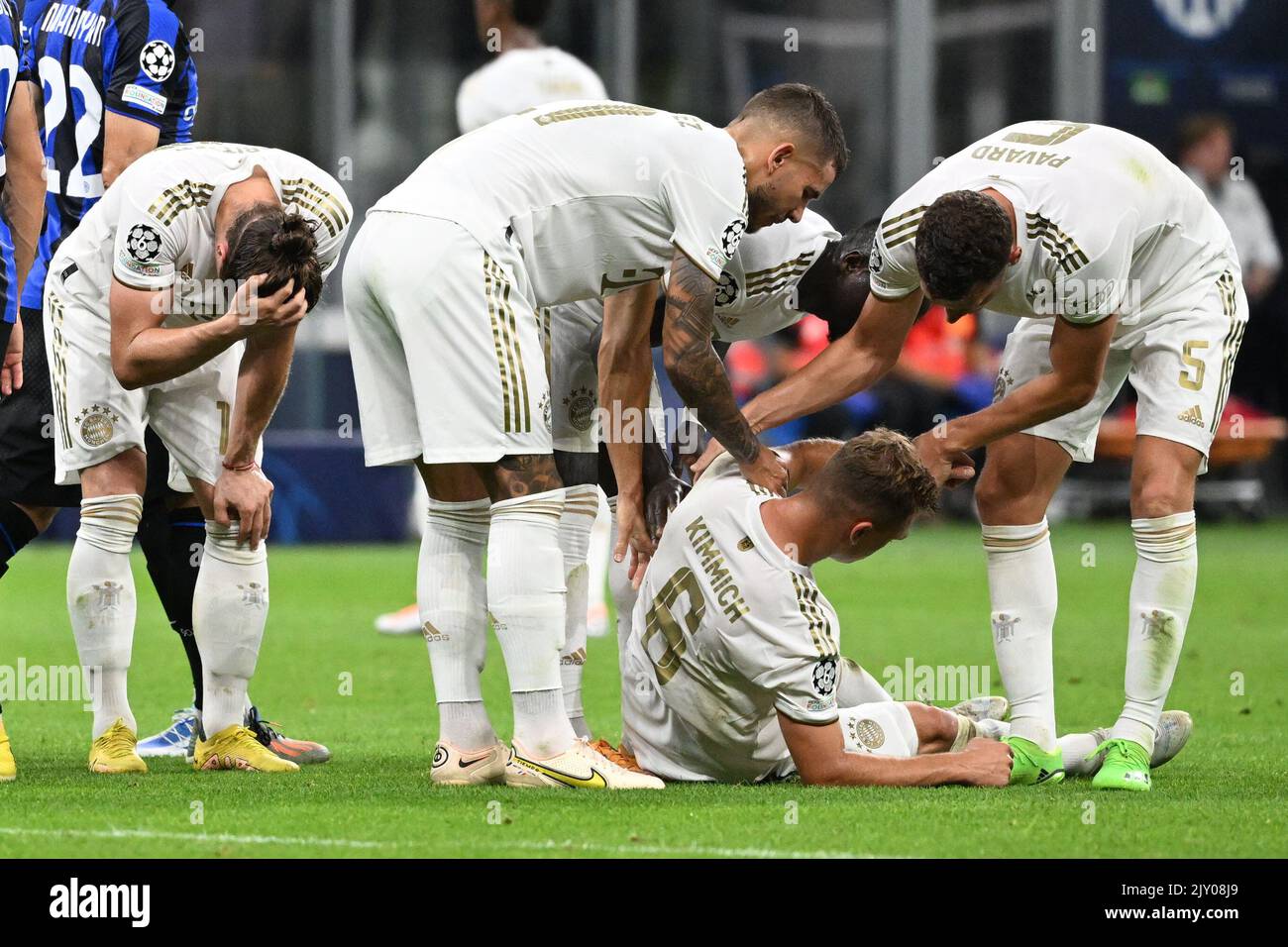 Mailand, Italien. 07. September 2022. Fußball: Champions League, Inter Mailand - Bayern München, Gruppenphase, Gruppe C, Matchday 1 im Stadio Giuseppe Meazza liegt der Münchner Joshua Kimmich (2. v.r.) nach einem Zusammenstoß auf dem Rasen. Quelle: Sven Hoppe/dpa/Alamy Live News Stockfoto