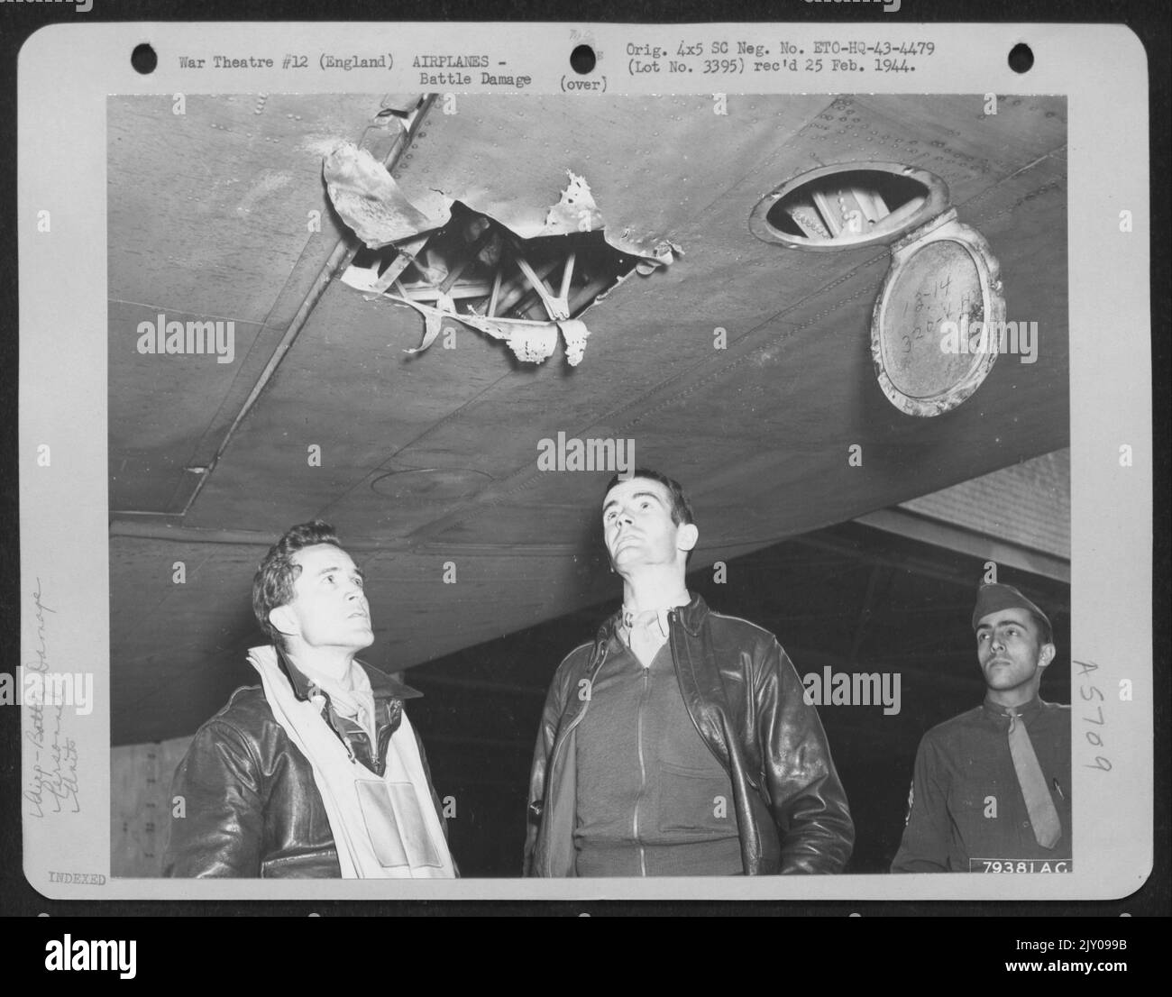 Capt. Tex McCrary, Hollywood, Cal., Ein Public Relations Officer der Acht Luftstreitkräfte und Capt. Warren C. Sleeper, College Station, Texas, sehen den Schaden als Folge von Cannon Fire an Einer Boeing B-17, von der Capt. Sleeper Pilot ist und in der Capt. McCra Stockfoto