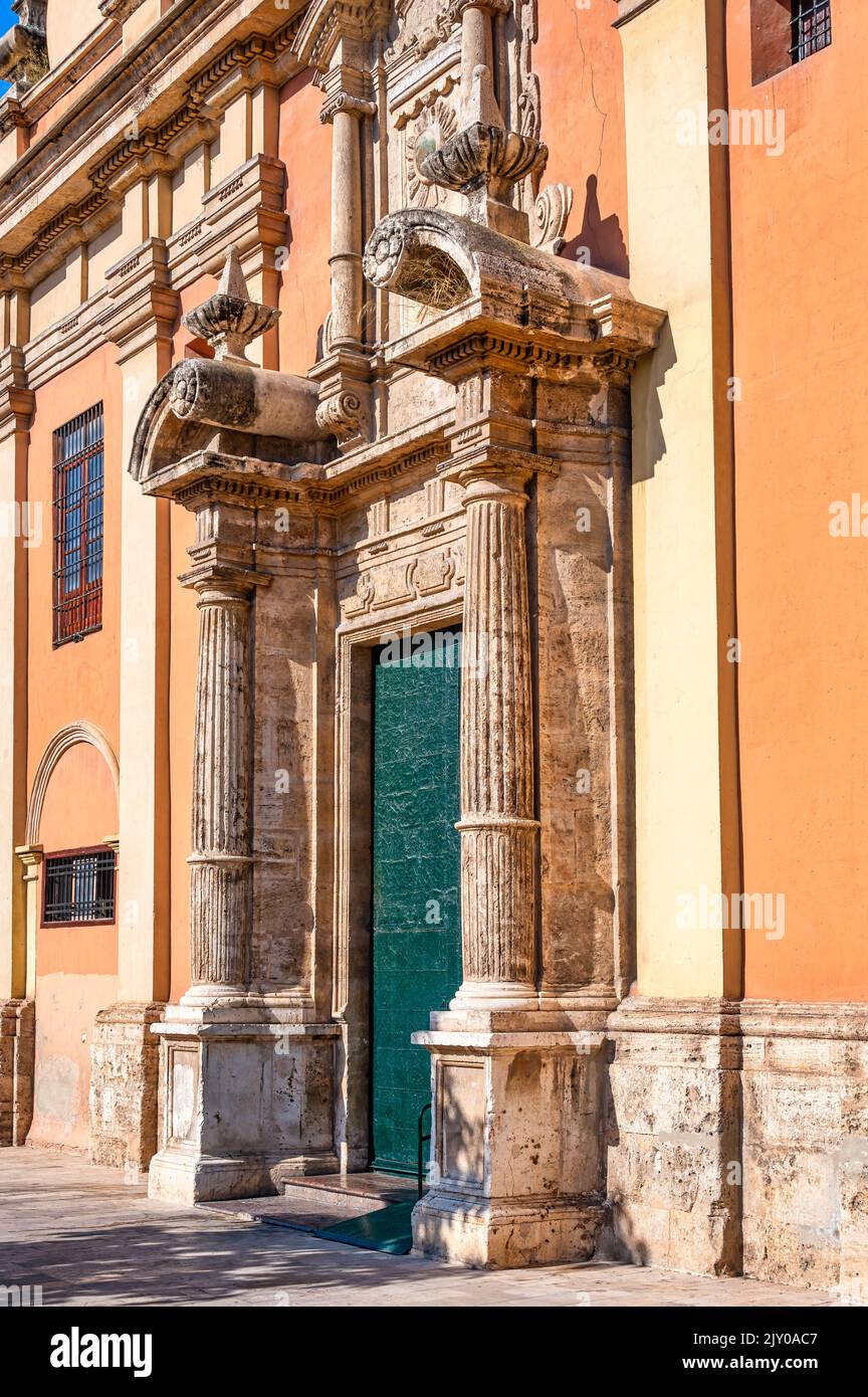 Alte katholische Kolonialkirche von San Sebastian y San Miguel. Detail der Eingangstür des religiösen Gebäudes in der Fassade. Stockfoto
