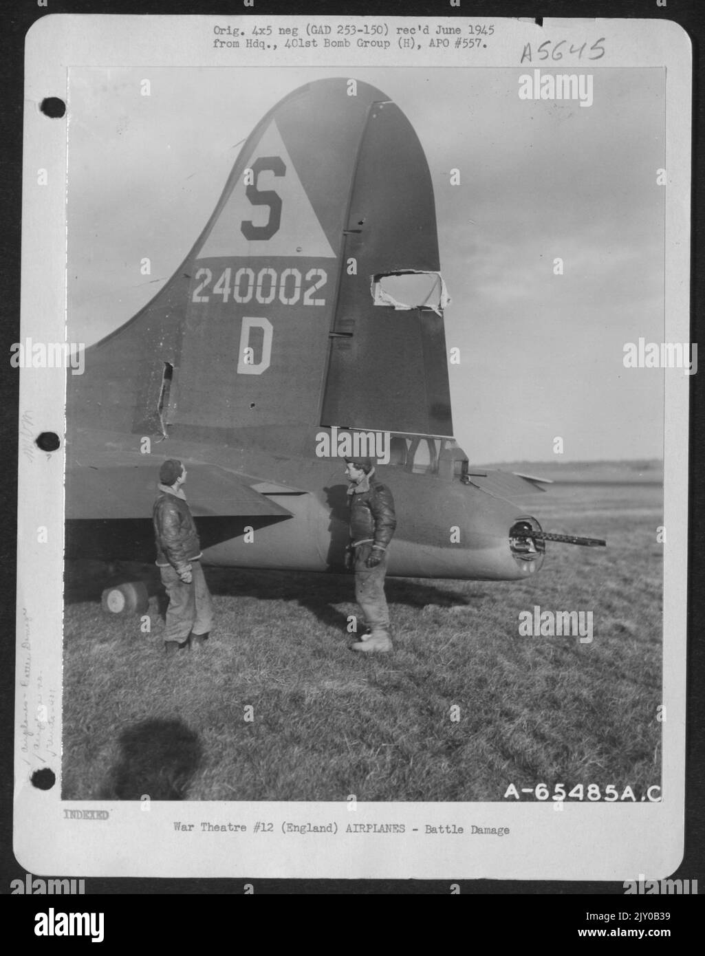 Flakschaden am Schwanz Einer Boeing B-17 'Flying Fortress' der 401. Bomb Group, England, 5. Februar 1944 (Flugzeug Nr. 240002). Stockfoto