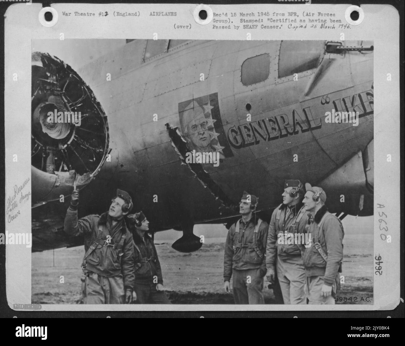 Crew-Mitglieder untersuchen den ersten großen Kampfschaden, der dieser B-17 „Fliegende Festung“ in 65 Missionen erlitten hat. Einer der riesigen Dreiflügel-Propeller wurde bei Einer Bombenmission über Deutschland von einem nahe gelegenen Miss Flak-Burst aus seinem Hub abgerissen. Das schwere B Stockfoto