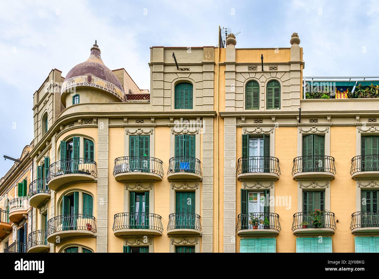 Eine klassische Fassade eines altmodischen Gebäudes in der spanischen Stadt. Stockfoto