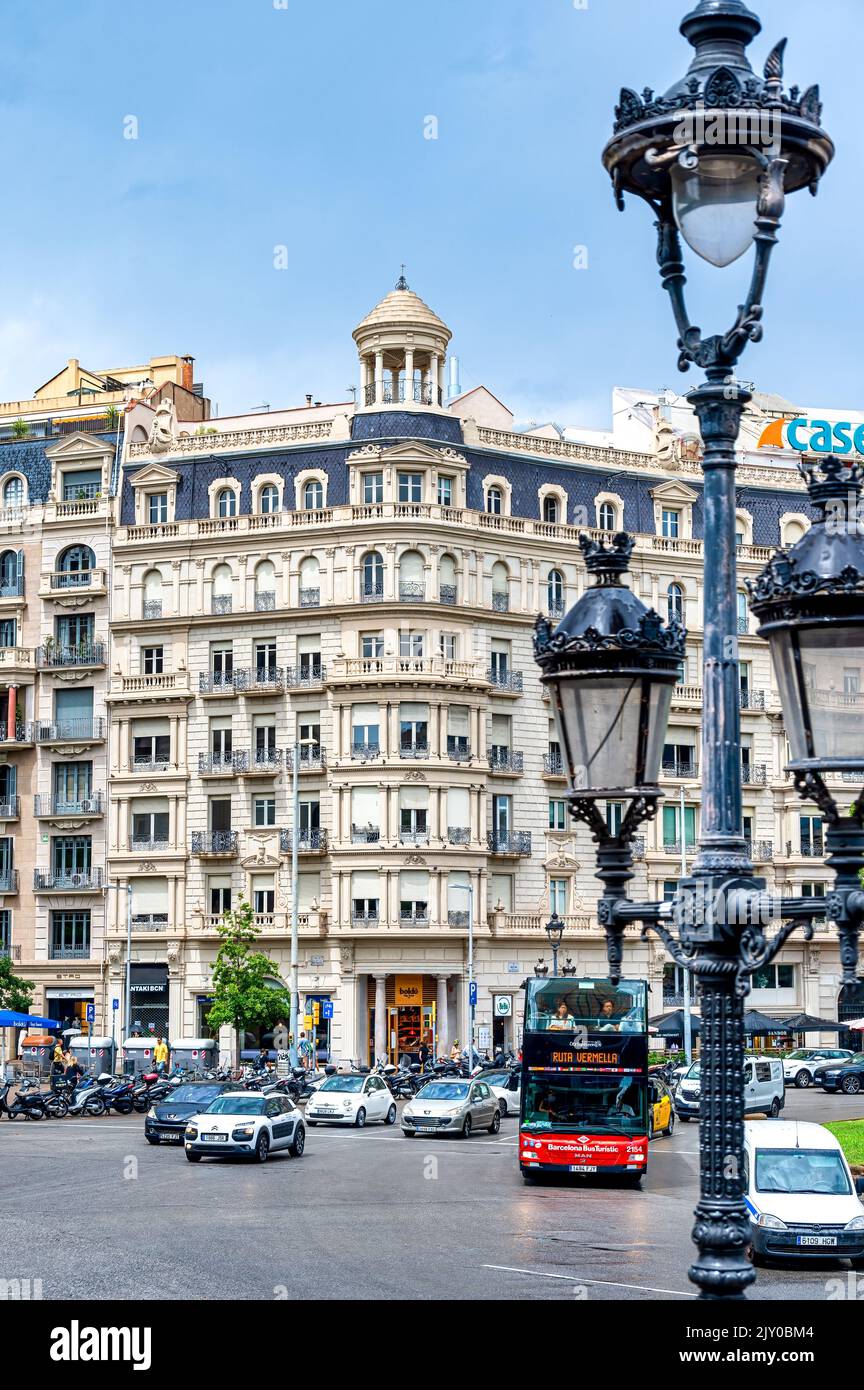 Fassade des Danone-Gebäudes auf der Plaza Francesc Macia. Der Platz ist eines der wichtigsten Geschäftsviertel der Stadt und eines der wichtigsten Geschäftsviertel der Stadt Stockfoto