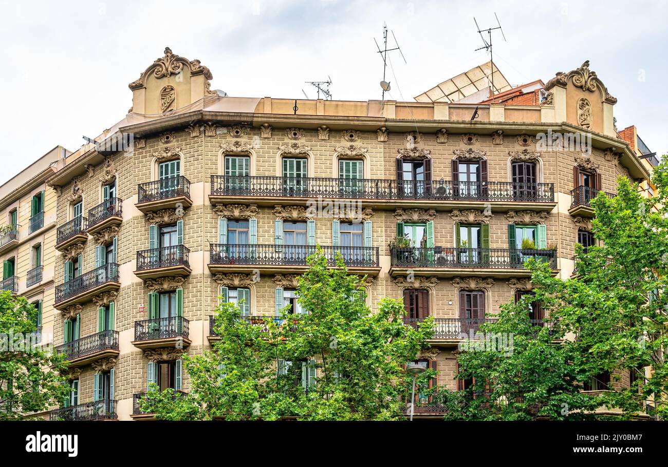 Altmodische Fassade in einem klassischen Gebäude mit Antennen an einem bewölkten Tag. Stockfoto