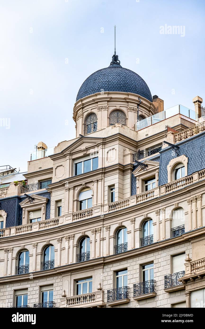 Fassade des Danone-Gebäudes auf der Plaza Francesc Macia. Der Platz ist eines der wichtigsten Geschäftsviertel der Stadt und eines der wichtigsten Geschäftsviertel der Stadt Stockfoto