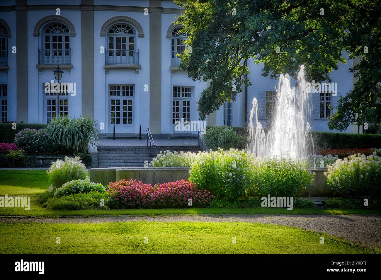 DE - BAVARIA: Ruhe im Kurpark von Bad Tölz, Oberbayern. (HDR-Fotografie) Stockfoto