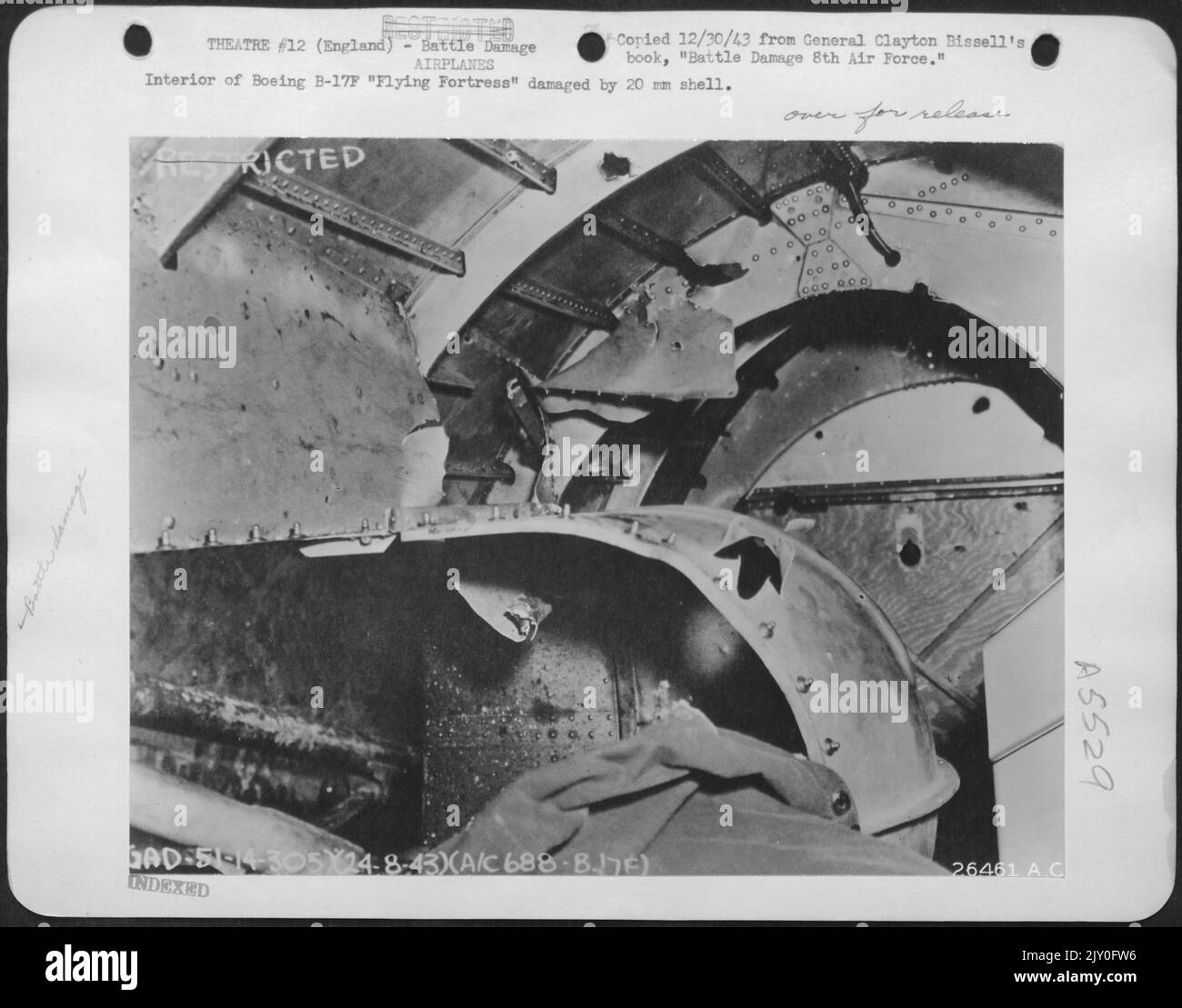 Das Innere der Boeing B-17F „Flying Ofrtress“ wurde durch eine 20-mm-Schale beschädigt. Stockfoto