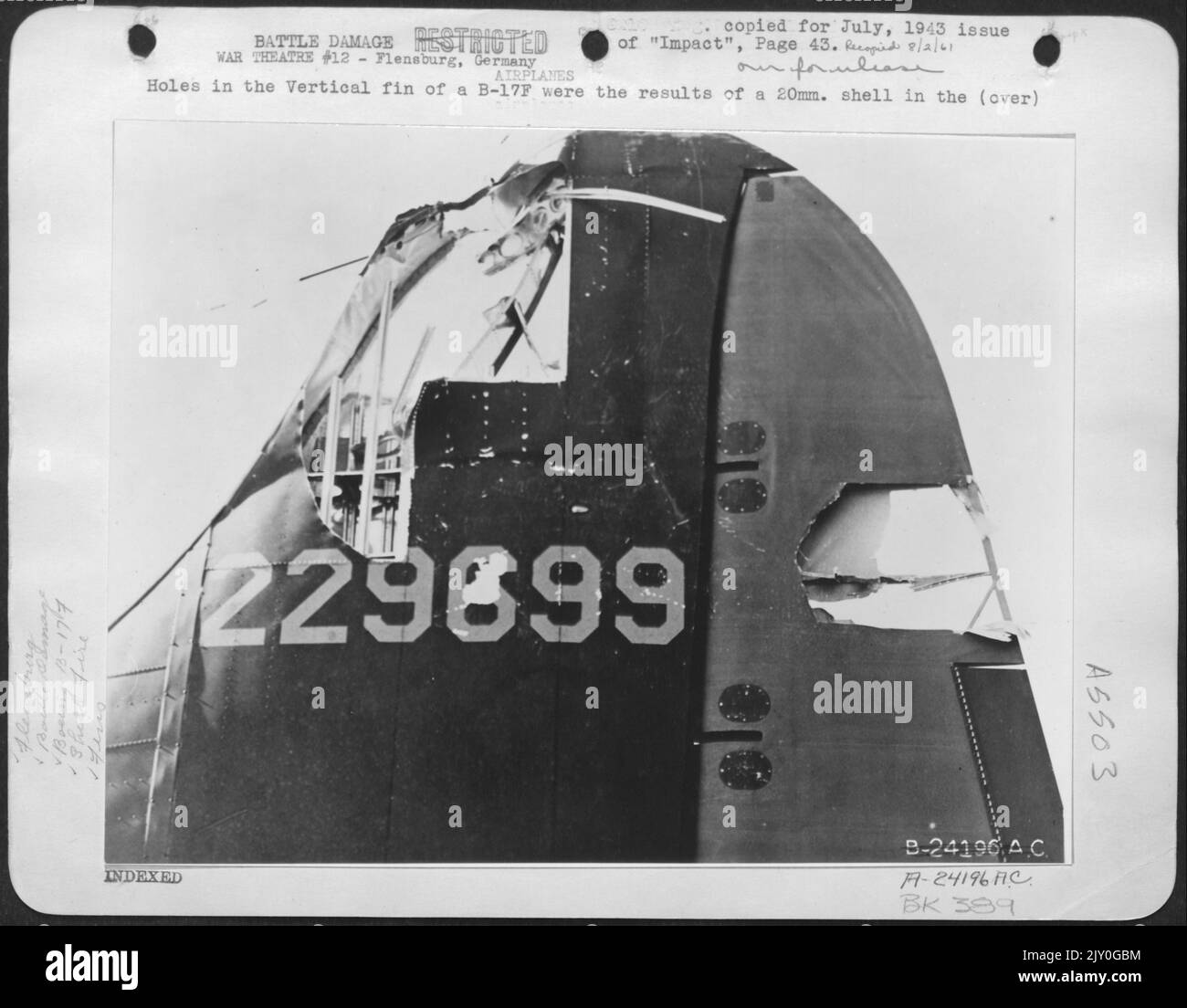 Löcher in der Vertikalen Flosse einer B-17F waren die Ergebnisse einer 20mm. Granatangriff auf die Werft in Flensburg, Mai 19. Stockfoto