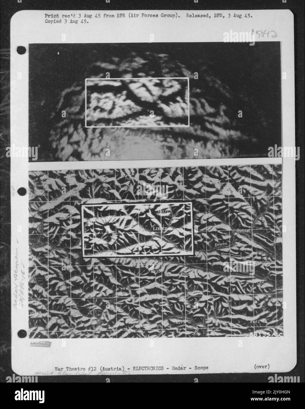Radar nimmt Eine Menge des Wehe aus dem Bergflug. Ein Navigator, der mit Relief Maps und Scope Pictions ausgestattet ist, kann seine Position zu jeder Tages- und Nachtzeit problemlos bestimmen, da das Radarskop ein Muster zeigt, das fast identisch mit Hi ist Stockfoto Radar nimmt Eine Menge des Wehe aus dem Bergflug. Ein Navigator, der mit Relief Maps und Scope Pictions ausgestattet ist, kann seine Position zu jeder Tages- und Nachtzeit problemlos bestimmen, da das Radarskop ein Muster zeigt, das fast identisch mit Hi ist Stockfoto
