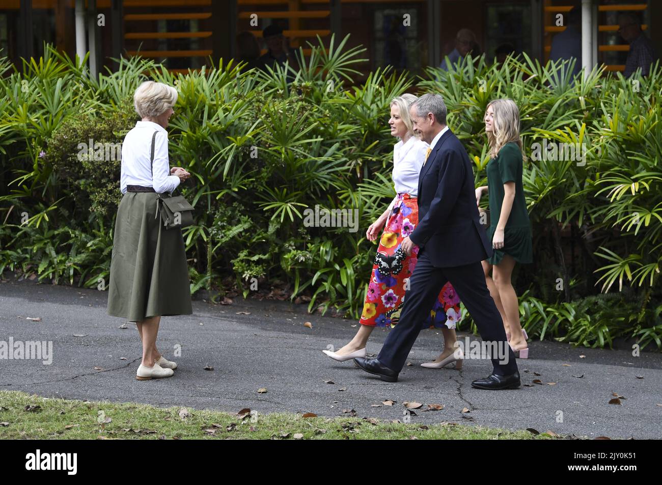 Die ehemalige australische Generalgouverneurin Dame Quentin Bryce (links) wird zusammen mit der Tochter Chloe Shorten, dem Schwiegersohn, dem australischen Oppositionsführer Bill Shorten und der Enkelin Georgette nach dem Ostergottesdienst in der Anglikanischen Kirche St. Andrew's in Brisbane am Sonntag, dem 21. April 2019, gesehen. (AAP-Bild/Lukas Coch) Stockfoto